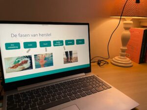 Laptop Met Op Het Scherm Een Afbeelding Van De Training 'Herstel Van Betrayal Trauma'.